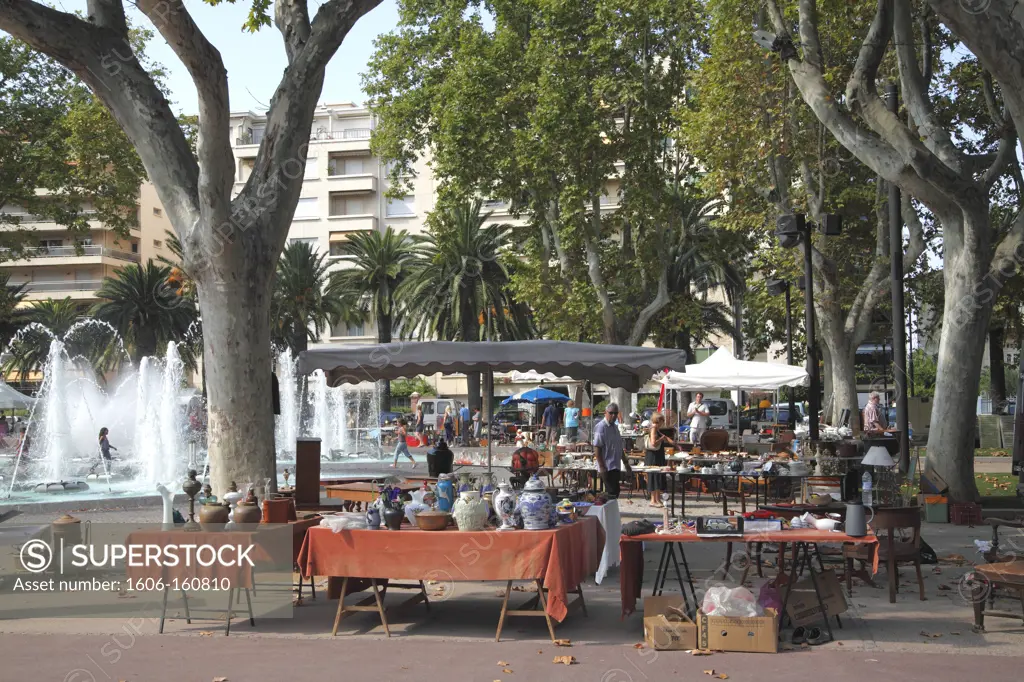 France, Languedoc Roussillon, Pyrénées Orientales (66), Perpignan, Maillol alley, flea market