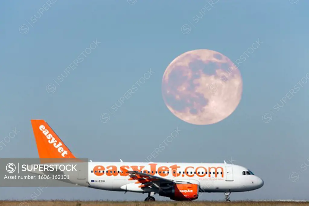 Roissy Charles de Gaulle, easyJet aircraft during landing, full moon rising in the background