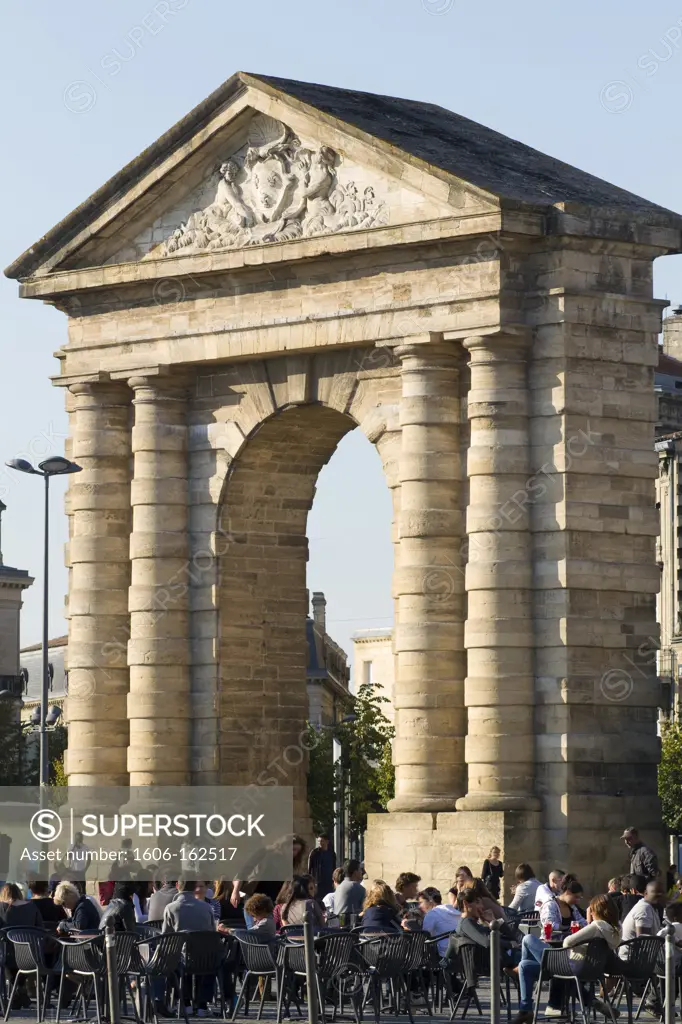 France, Bordeaux, 33, la Victoire square,Porte d'Aquitaine monument, cafe