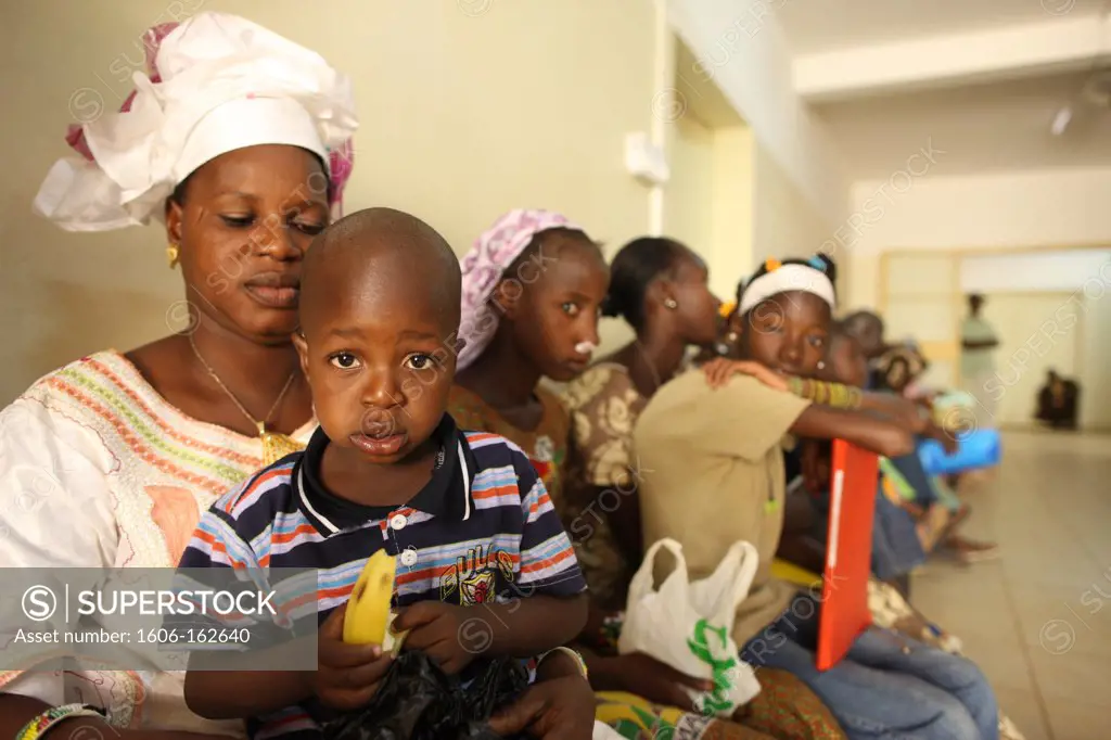 African families waiting in a hospital in Bamako. Bamako. Mali. (Bamako, Mali)