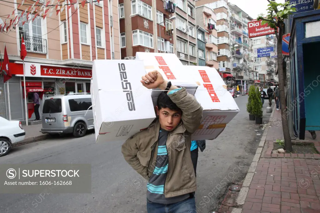 Delivery boy. Istanbul. Turkey. (Istanbul, Marmara, Turquie)