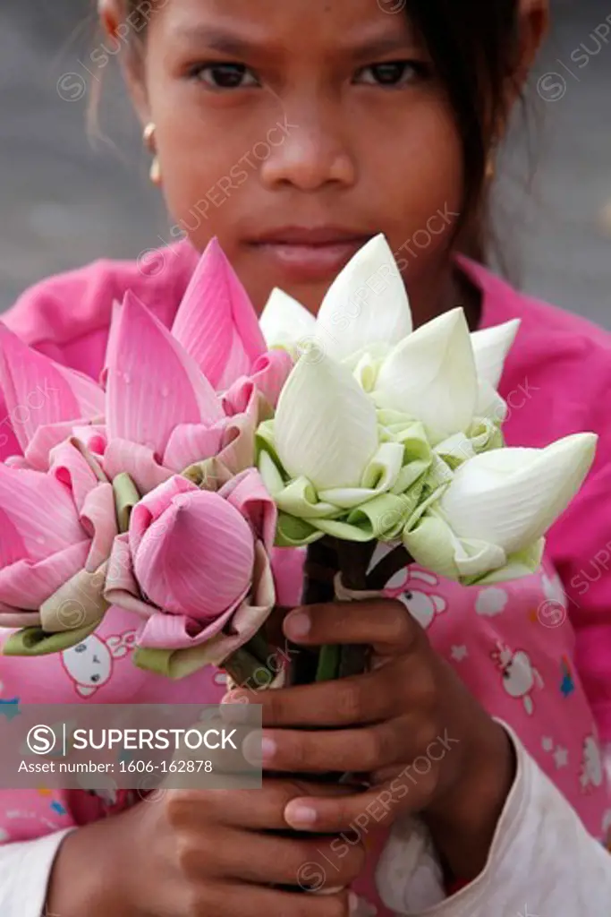 Girl selling flowers outside a temple . Phnom Penh. Cambodia. (Phnom Penh, Cambodge)