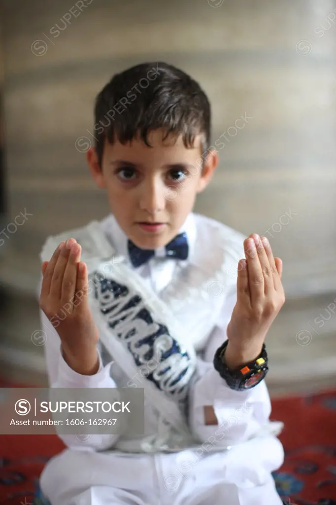 Eyüp Mosque. Boy wearing the traditional costume for the circumcision ceremony . Istanbul. Turkey. (Istanbul, Marmara, Turquie)