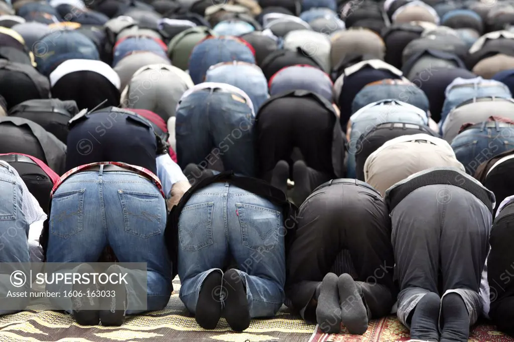 Midday prayer at Fatih mosque . Istanbul. Turkey. (Istanbul, Marmara, Turquie)