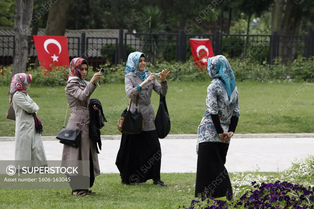 Tourists in Topkapi Palace garden . Istanbul. Turkey. (Istanbul, Marmara, Turquie)
