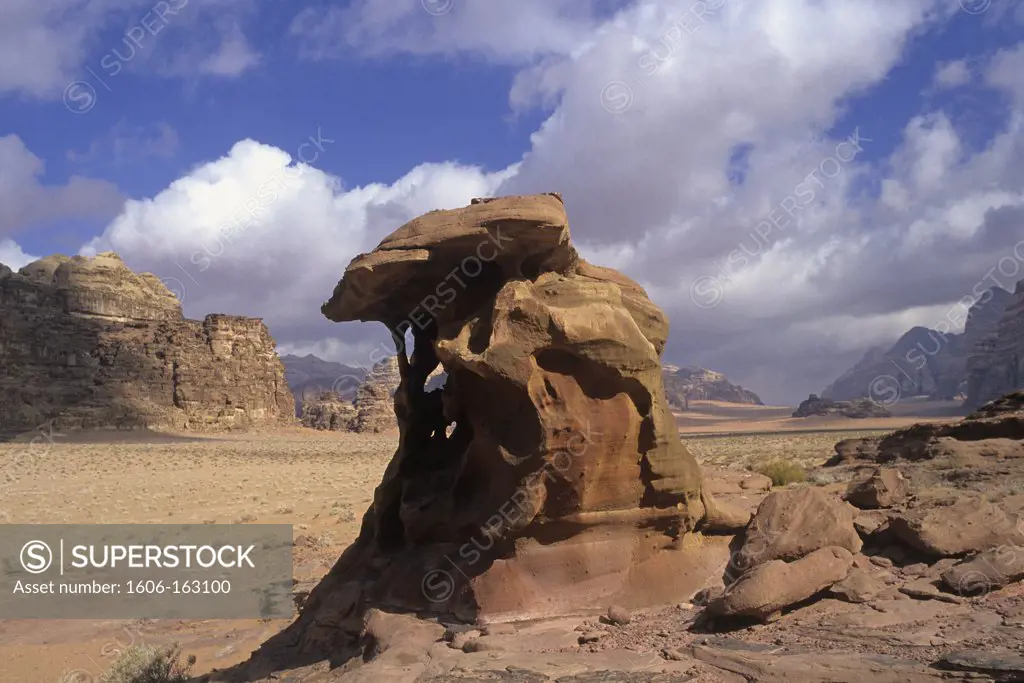 Jordan, Wadi Rum, small rock in Gres Marron Erode, desert, cloudy sky