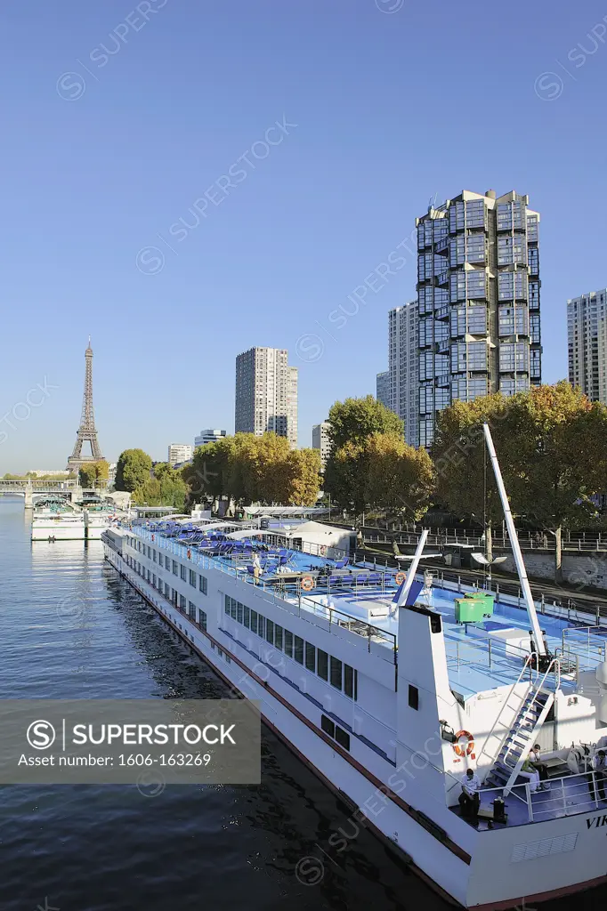 France, Ile-de-France, Paris, 15th, Bank of the Seine, Eiffel Tower, Bridge(Deck), Grenelle port