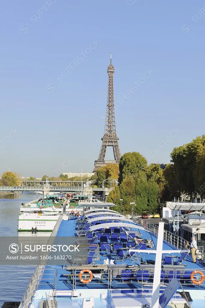 France, Ile-de-France, Paris, 15th, Bank of the Seine, Eiffel Tower, Bridge(Deck), Grenelle port