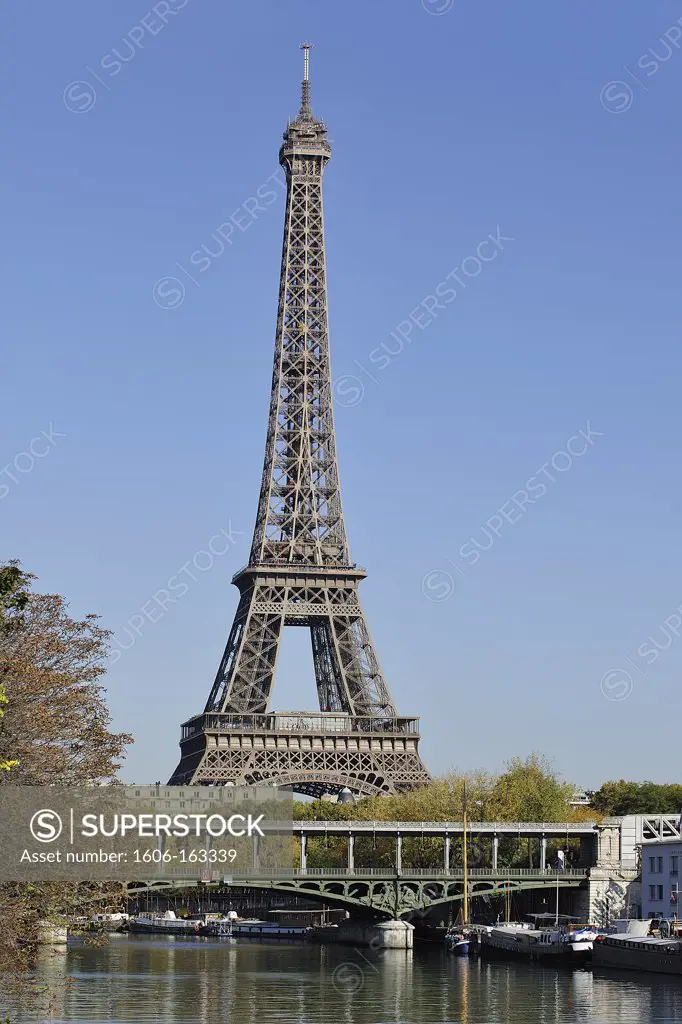 France, Ile-de-France, Paris, 15th, Bank of the Seine, Eiffel Tower, Bridge(Deck) Bir-Hakeim