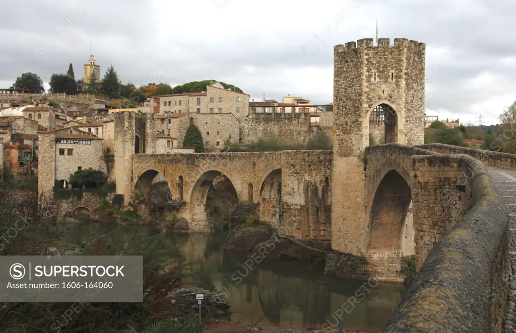 Spain, Catalonia, provincia of Gerona, Besalu, , old bridge on rio Fluvia and medieval village