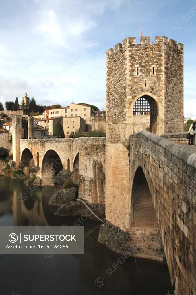 Spain, Catalonia, provincia of Gerona, Besalu, old bridge on rio Fluvia and medieval village
