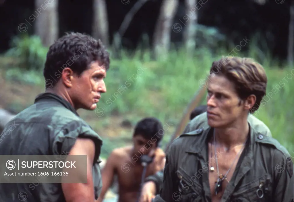 Tom Berenger and Willem Dafoe , Platoon , 1986 directed by Oliver Stone Orion Pictures Corporation