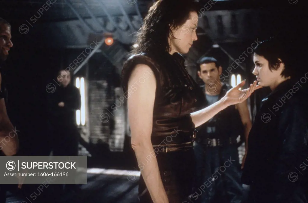 Sigourney Weaver and Winona Ryder , Alien: Resurrection , 1997 directed by Jean-Pierre Jeunet Twentieth Century Fox Film Corpo