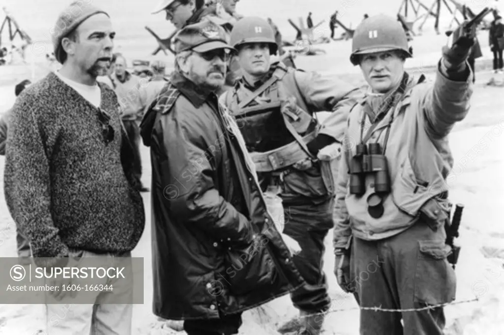 On the set, Steven Spielberg, Tom Hanks and Dale Dye , Saving Private Ryan , 1998 directed by Steven Spielberg Dreamworks LLC ,Paramount Pictures