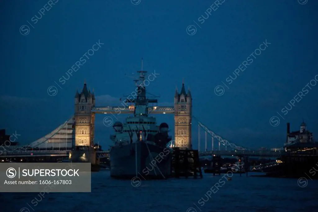 UK, England, London, the Tower Bridge on Thames river, night