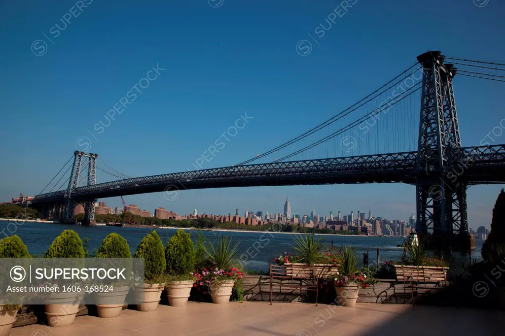New York - United States, Williamsburg bridge, East river, Brooklyn, Manhattan skyline
