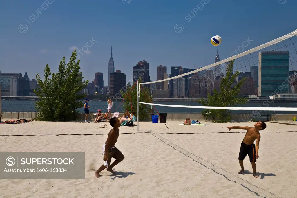 New York - United States, Beach volley at Harry's, Water Taxi Beach, bar, beach, volley at Long Island city, Midtown Manhattan skyline