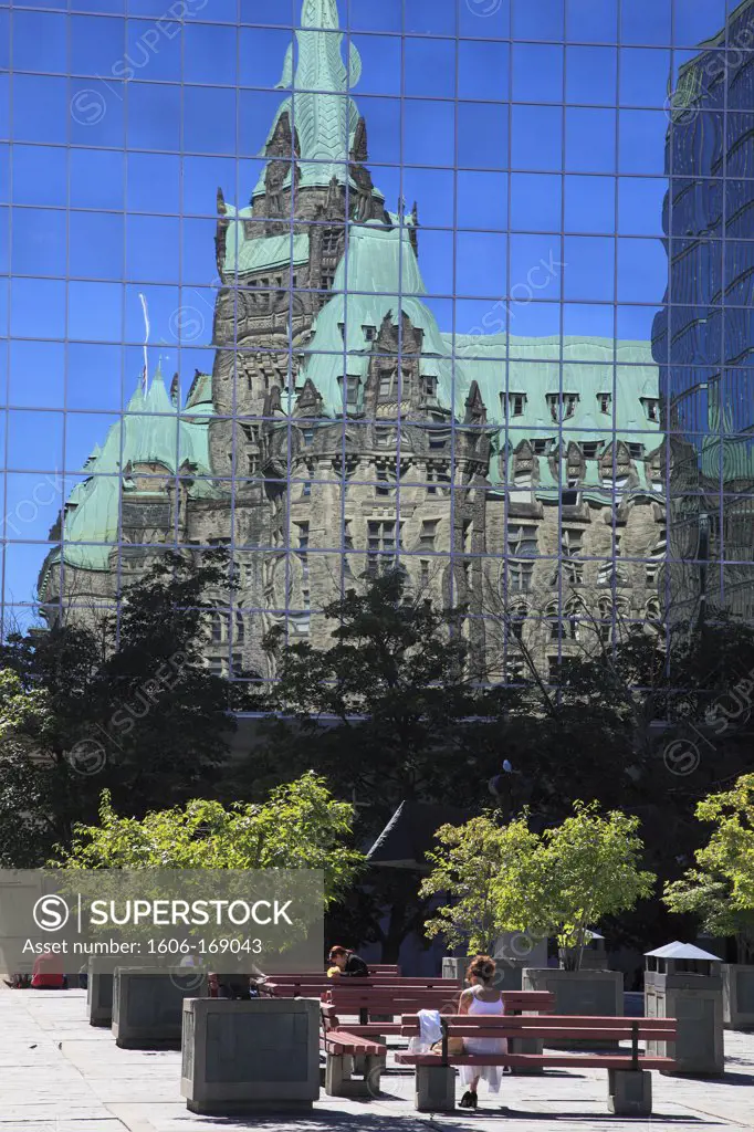 Canada, Ontario, Ottawa, Bank of Canada reflecting Confederation Building,