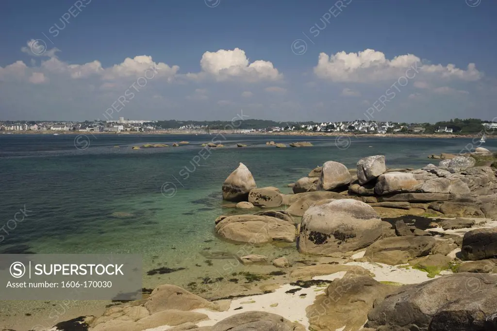 Cabellou beach with rocks sticking out at low tide, Concarneau, Finstere, Britany, France