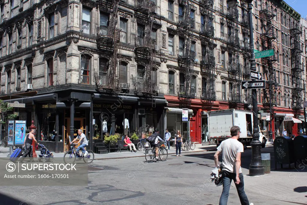 USA, New York City, Manhattan, Lower East Side, Broome street @ Orchard street, street scenes