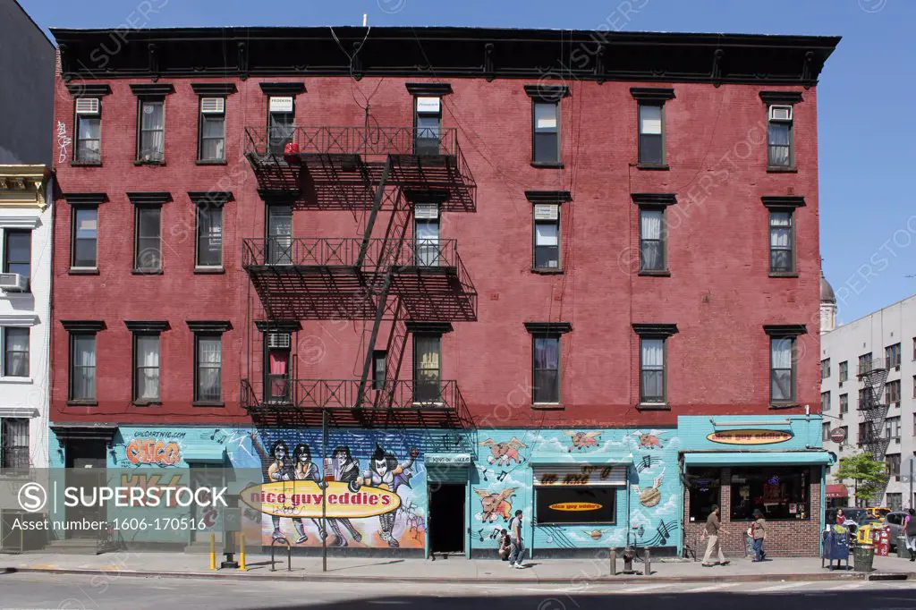 USA, New York City, Manhattan, Lower East Side, Houston street @ Avenue A, painted wall, street scenes