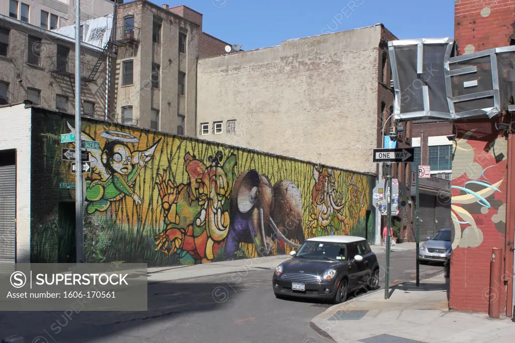 USA, New York City; Brooklyn, Dumbo, Water street & Pearl street, painted wall, street scenes