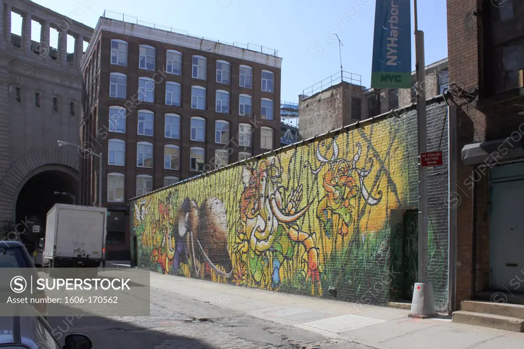 USA, New York City; Brooklyn, Dumbo, Water street & Pearl street, painted wall, street scenes