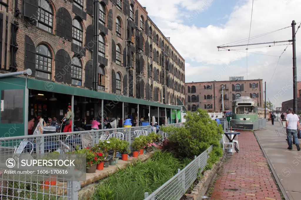USA, New York City; Brooklyn, Red Hook, Fairway supermarket, street scenes