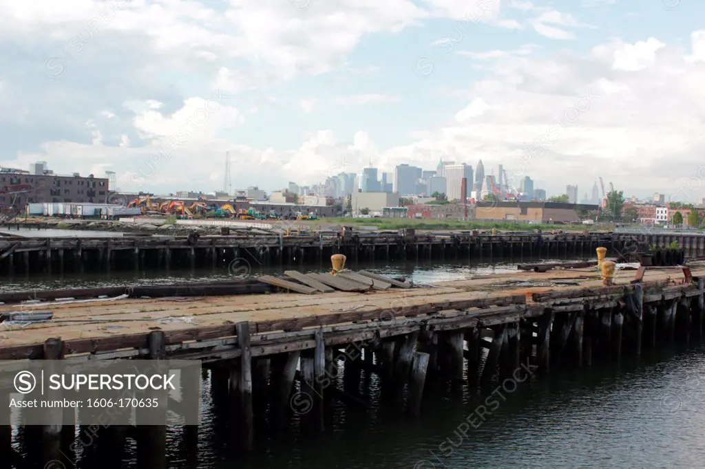 USA, New York City; Brooklyn, Red Hook, Manhattan skyline, street scenes