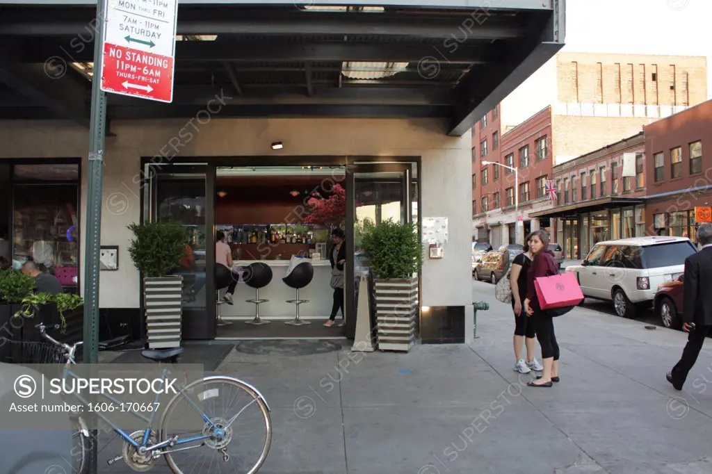 USA, New York City; Manhattan, Meatpacking District, 12th street & Washington street, restaurant, street scenes