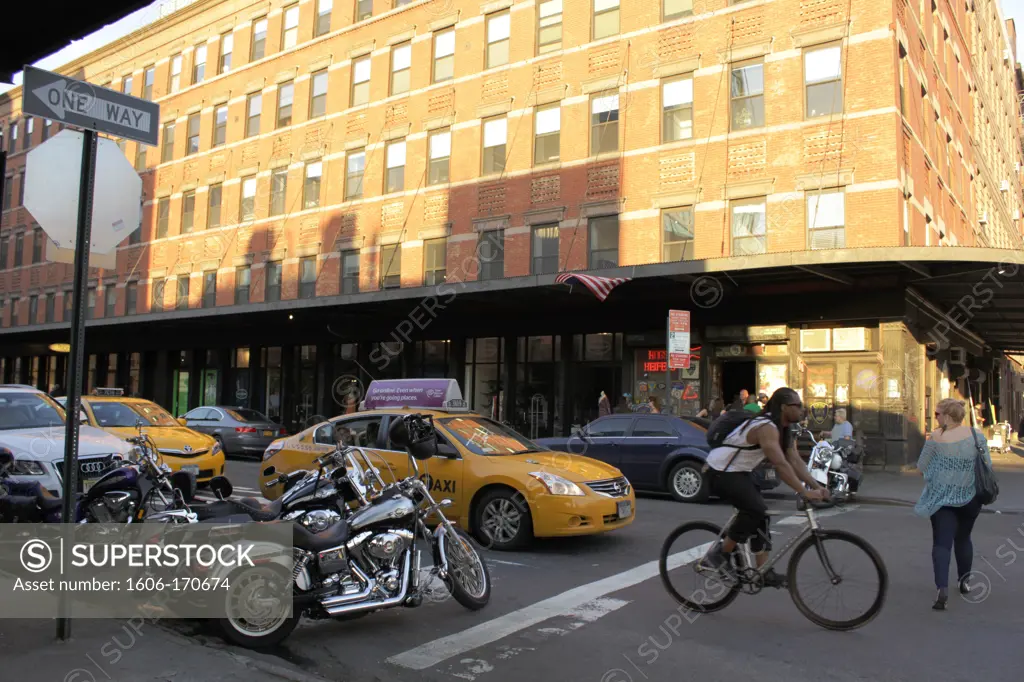 USA, New York City; Manhattan, Meatpacking District, 13th street & Washington street, bar, street scenes