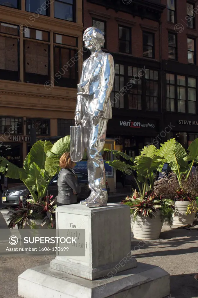 USA, New York City; Manhattan, The Andy Monument, Andy Warhol statue by Rob Pruitt, Union square, Broadway & 17th Street, street scenes
