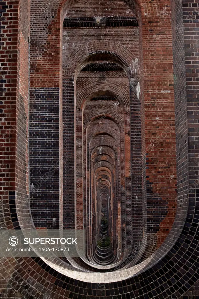 U.K,West Sussex, Balcombe viaduct ou The Ouse Valley Viaduct,built 1841,view through the supporting brick piers