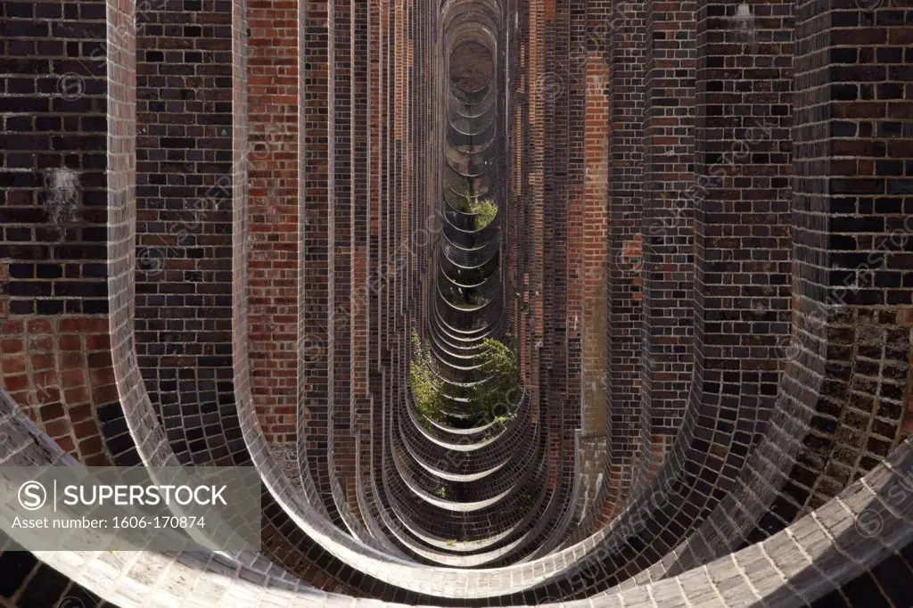 U.K,West Sussex, Balcombe viaduct ou The Ouse Valley Viaduct,built 1841,view through the supporting brick piers