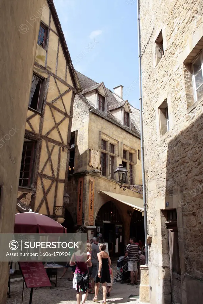France, Aquitaine, Dordogne, Sarlat, tourists in the old city