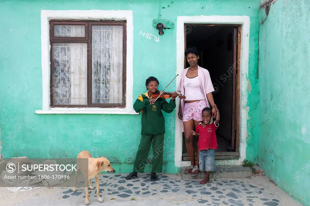 South Africa, Cape Town, Township of Nyanga, Violoinst student playing violin to her family