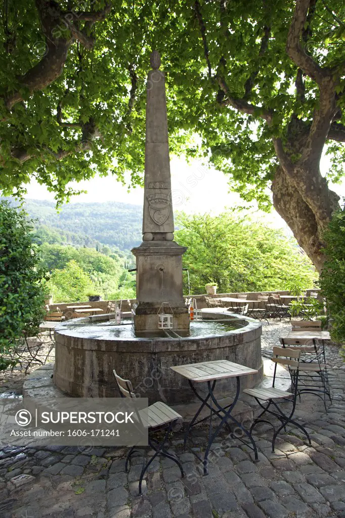 Southern France, Var, Seillans village, fountain in the center of the village