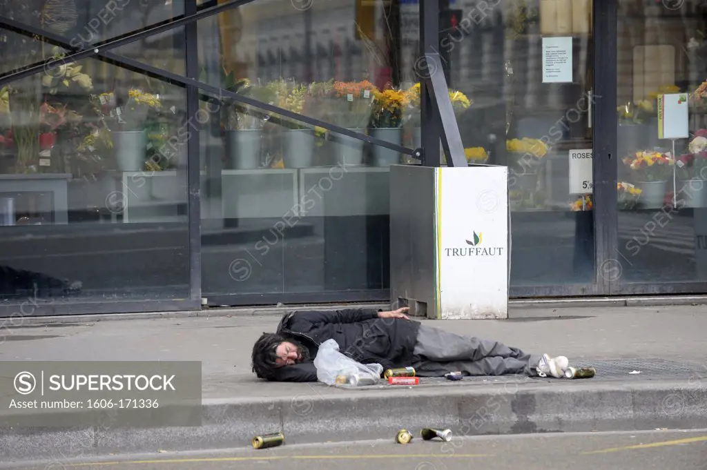 France, Paris, Homeless sleeping on the sidewalk