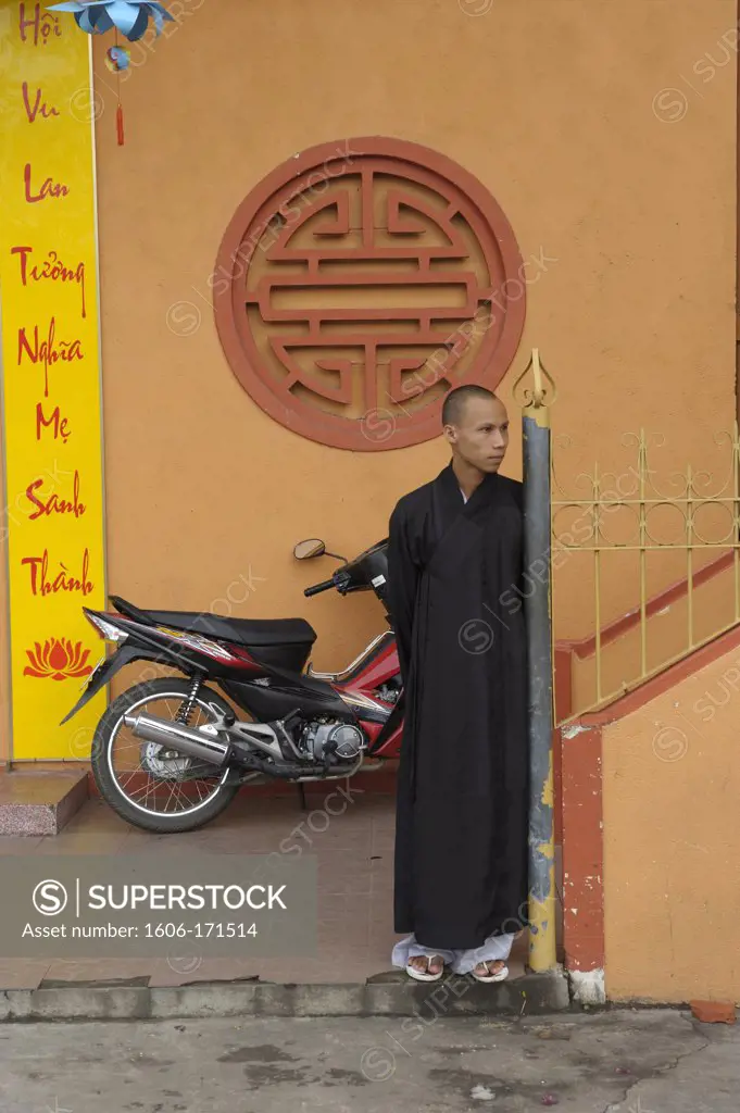Asia, Southeast Asia, Vietnam, delta of Mekong, Chau Doc, monk standing in the entrance of a Pagoda