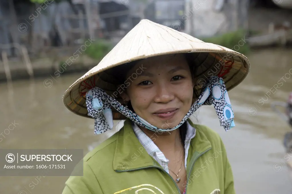Asia, Southeast Asia, Vietnam, delta of Mekong, Can Tho, portrait of a woman wearing a traditional conical hat