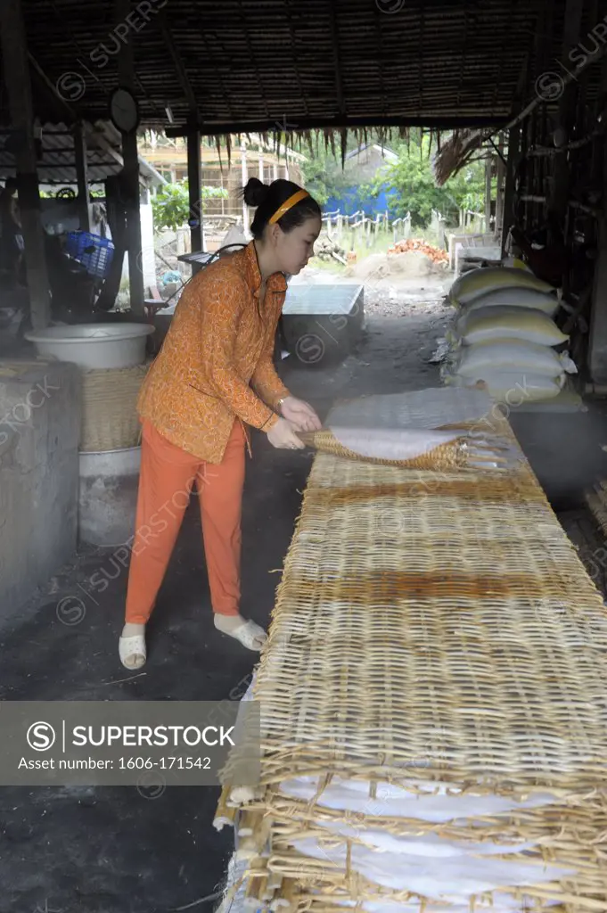Asia, Southeast Asia, Vietnam, delta of Mekong, Can Tho, woman working in the factory, rive cake