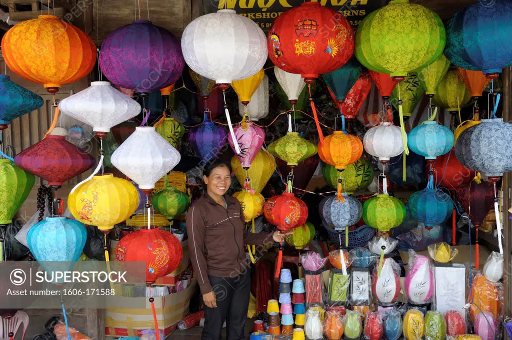 Asia, Southeast Asia, Vietnam, Centre region, Hoi An, young woman working, Chinese lantern