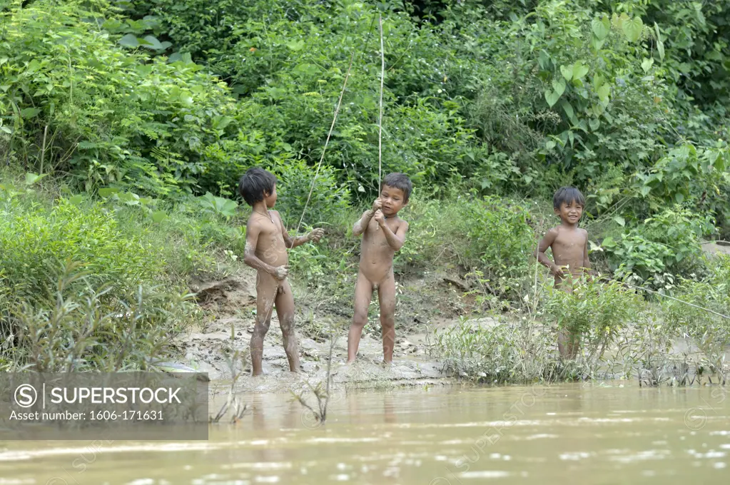 Asia, Southeast Asia, Vietnam, Souther Highlands, Kontum, Konkotu, nude children playing next to the river