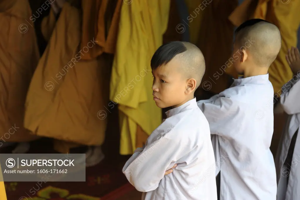Asia, Southeast Asia, Vietnam, Centre region, Hue, Monastery close to the Thien Mu Pagoda, young novices