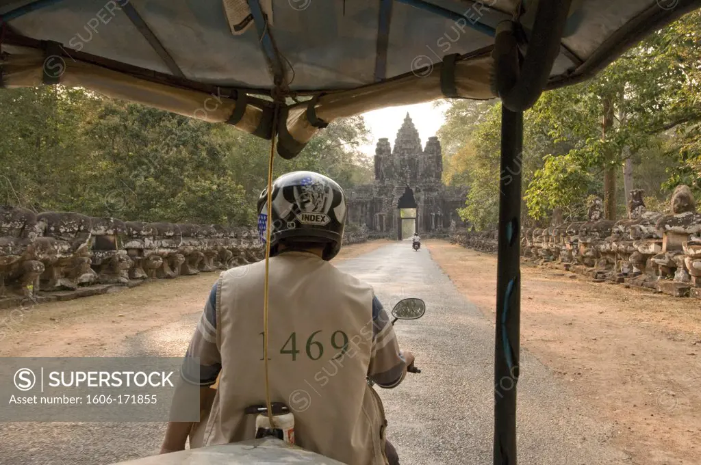 Asia Cambodia, Siem Reap , Angkor Thom, the tuk tuk approaches the Victory Gate, vue of the driver's back from the passenger's seat