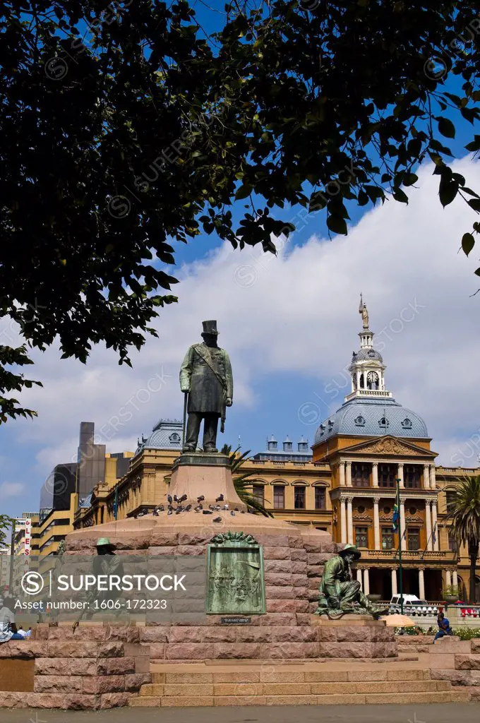 Africa, South Africa, Gauteng Province, Pretoria city, Church Square, the Paul Kruger statue made by Anton van Wouw with the Raadsaal behind dating from 1889