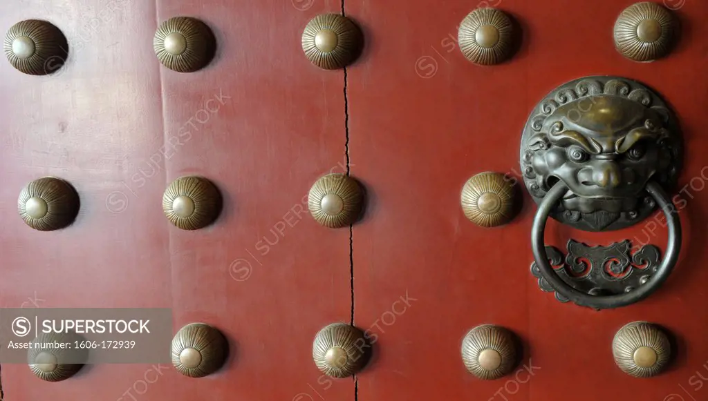 Asia, Southeast Asia, Singapore, the temple of the Tooth Relic of Buddha, Chinese neighborhood, close up of a red door