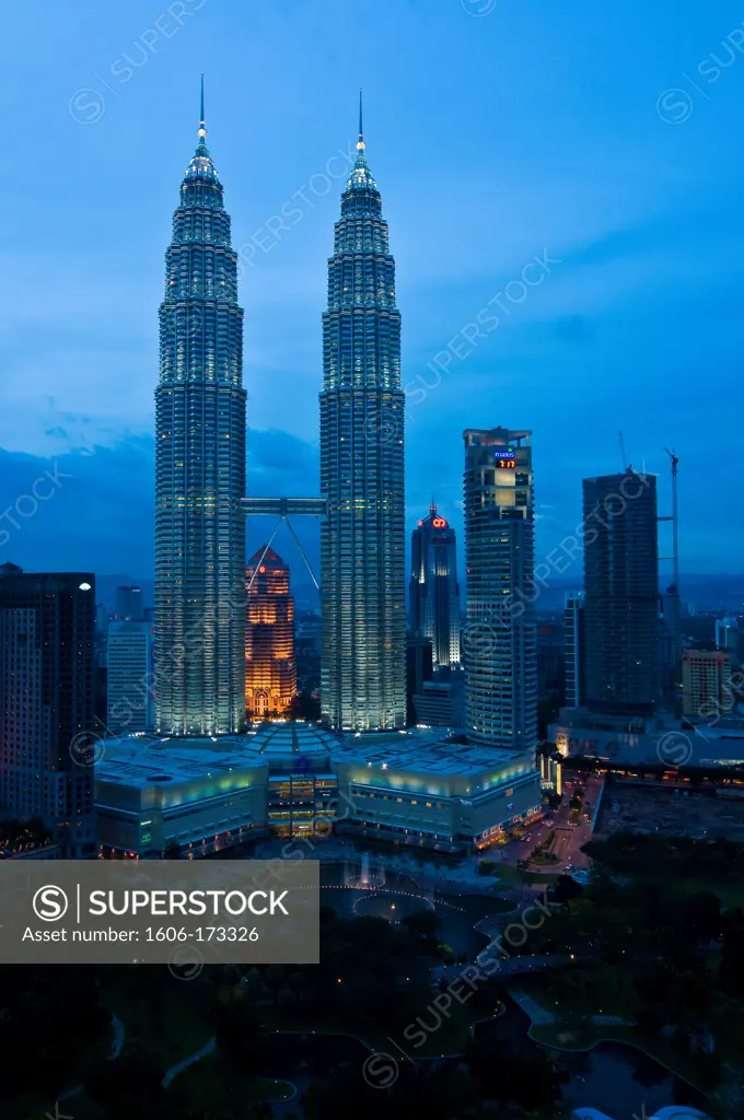 Malasia, Kuala Lumpur, the Petronas Tours designed by the architect Cesar Pelli shelter the Petronas Society, the bigest petrol Malasian company, more than 1 million m2 of shops and entertainment places, a concert hall, a mosque and a multimedia conferenc