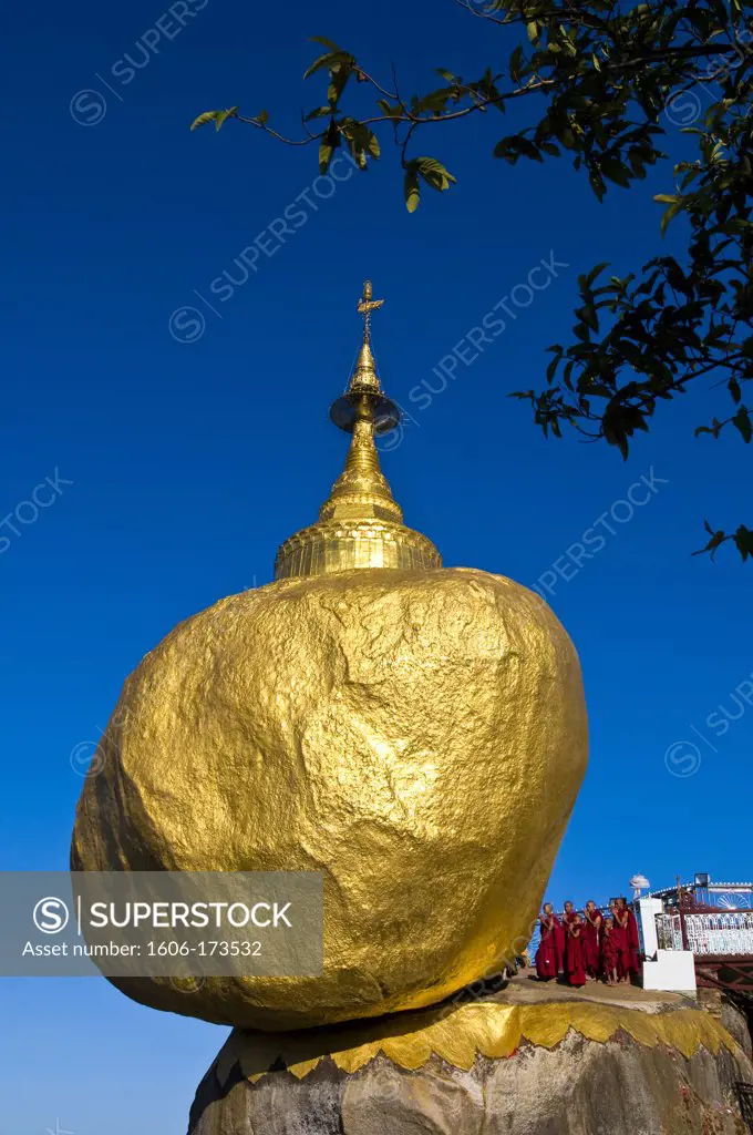 Myanmar (Burma), Mon State, Kyaiktiyo, Golden Rock, with the paya Shwedagon of Yangon and the paya Mahamuni of Mandalay, this Buddhsit site is one of the most revered in Myanmar, on the top of Kyaikto Mount (1100 meters high), this rock of 611,45 tons top