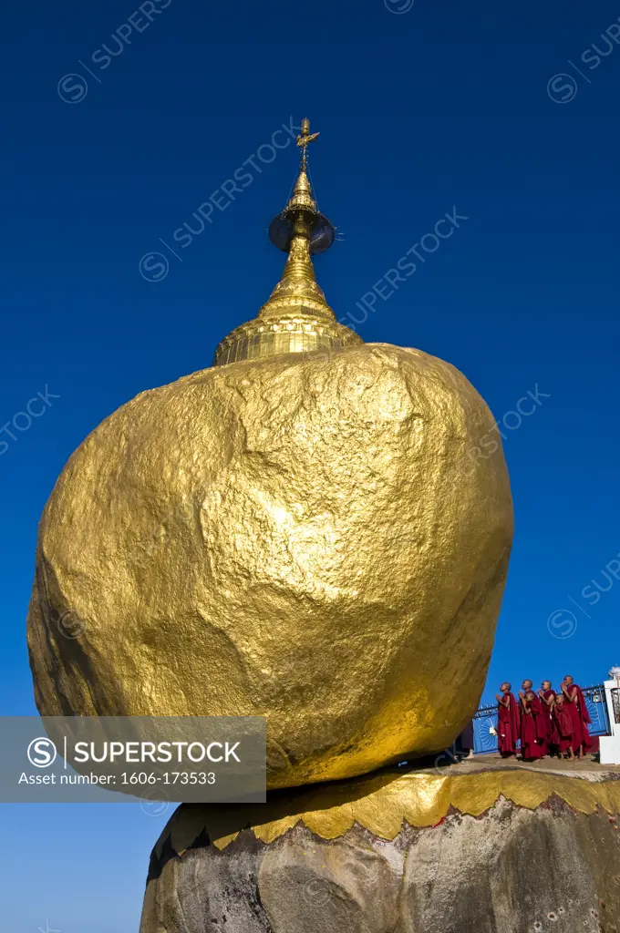 Myanmar (Burma), Mon State, Kyaiktiyo, Golden Rock, with the paya Shwedagon of Yangon and the paya Mahamuni of Mandalay, this Buddhsit site is one of the most revered in Myanmar, on the top of Kyaikto Mount (1100 meters high), this rock of 611,45 tons top